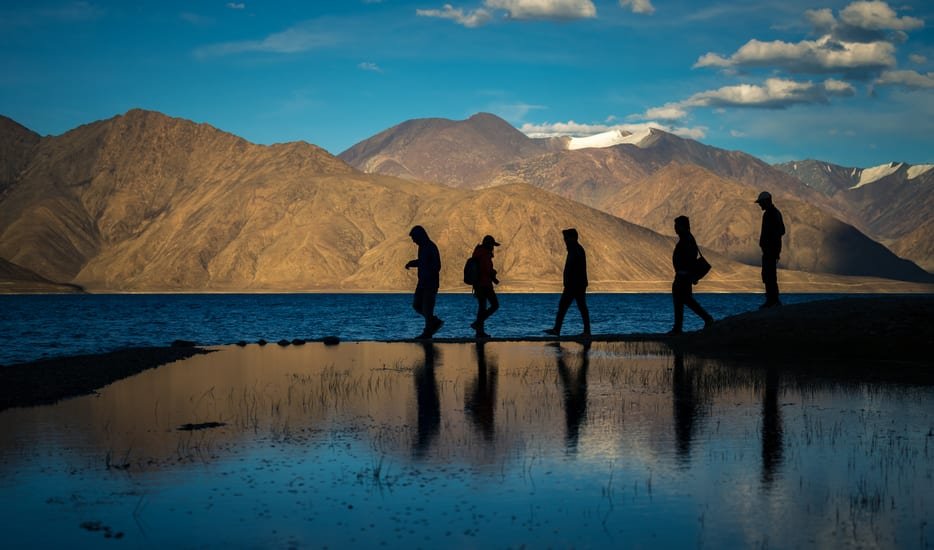 Silhouette_of_people_walking_1517480771