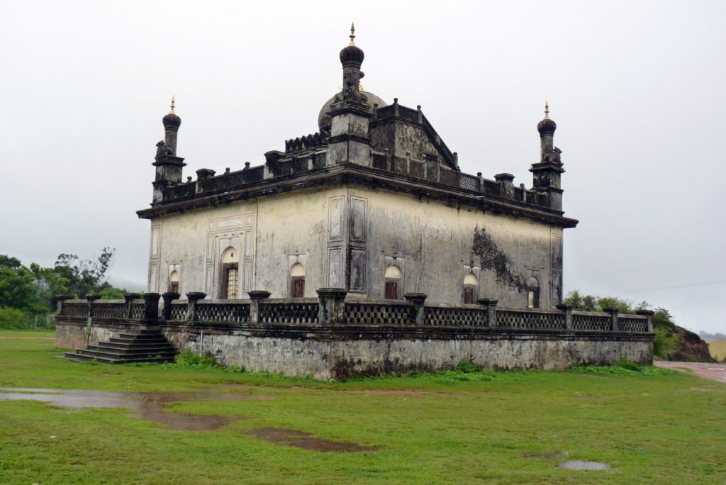 Tomb_of_Lingarajendra,_Gaddige